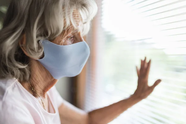 Elderly Woman Face Mask Lockdown — стоковое фото