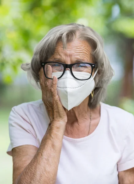 Oudere Vrouw Met Een Beschermend Gezichtsmasker Tegen Corona Virus — Stockfoto