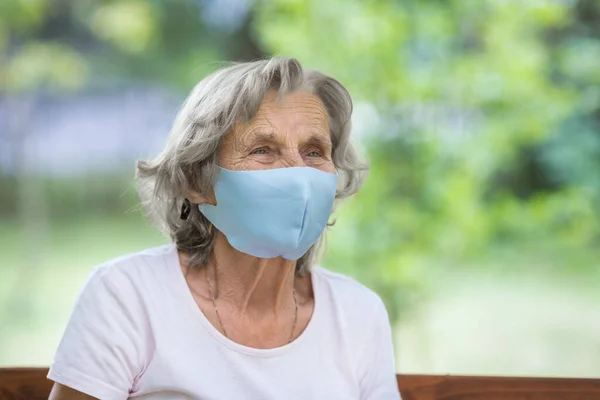 Oudere Vrouw Met Een Beschermend Gezichtsmasker Tegen Corona Virus — Stockfoto