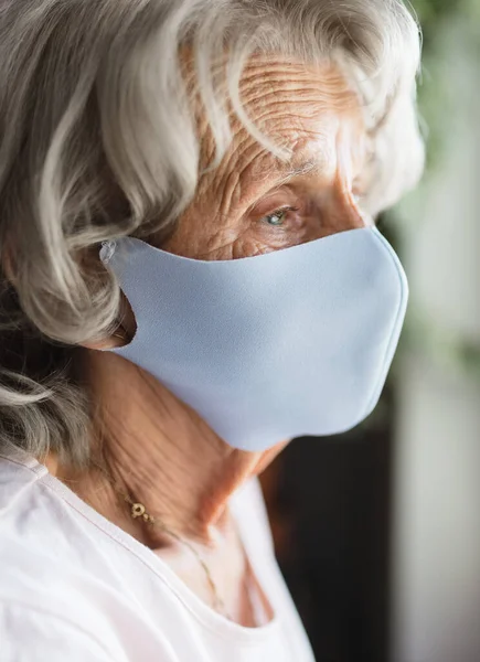 Oudere Vrouw Met Een Gezichtsmasker Tijdens Lockdown — Stockfoto