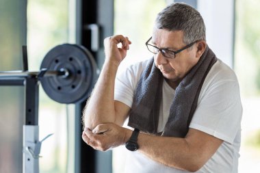 Spor salonunda aktif ve sağlıklı bir son sınıf egzersizi.