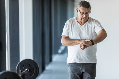 Spor salonunda aktif ve sağlıklı bir son sınıf egzersizi.
