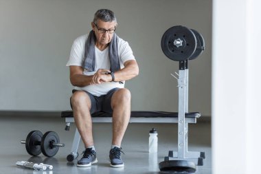 Spor salonunda aktif ve sağlıklı bir son sınıf egzersizi.