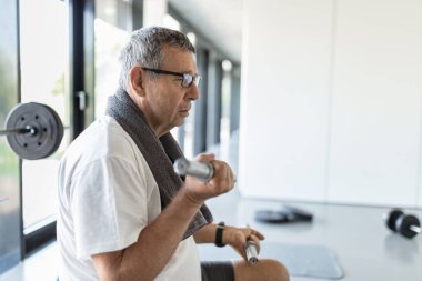 Spor salonunda aktif ve sağlıklı bir son sınıf egzersizi.