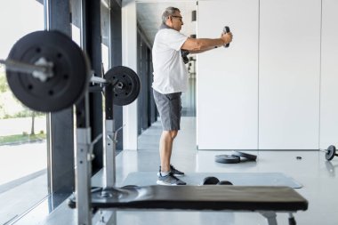Spor salonunda aktif ve sağlıklı bir son sınıf egzersizi.