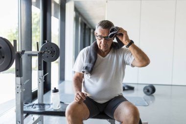 Spor salonunda aktif ve sağlıklı bir son sınıf egzersizi.