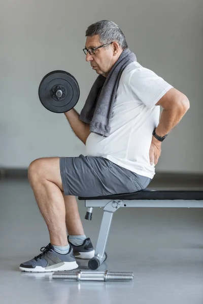 积极的老年人在健身房背痛 — 图库照片