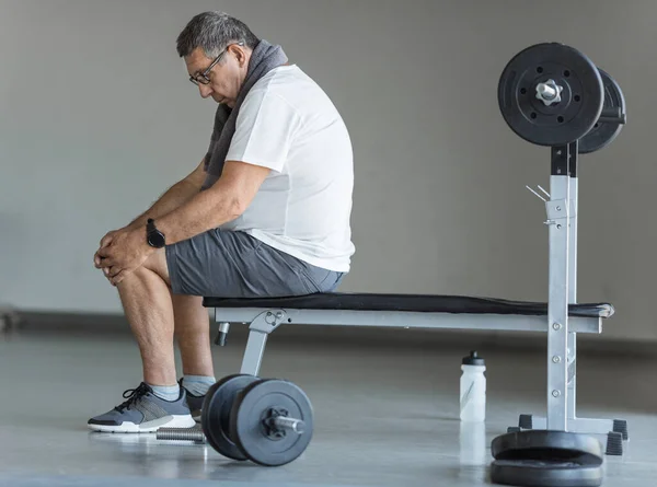 Aktiv Senior Man Gym Med Knäskada — Stockfoto