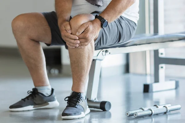 膝の損傷を持つジムでのアクティブなシニア男 — ストック写真