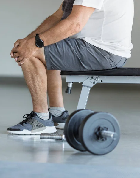 Active Senior Man Gym Knee Injury — Stock Photo, Image