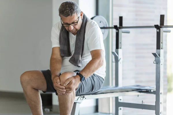 Uomo Anziano Attivo Palestra Con Infortunio Ginocchio — Foto Stock