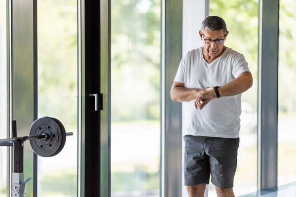 Aîné Actif Bonne Santé Faisant Exercice Dans Gymnase — Photo