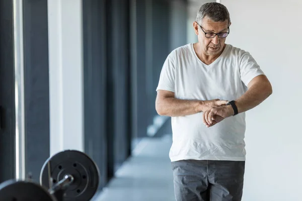 Actieve Gezonde Senior Training Een Fitnessruimte — Stockfoto