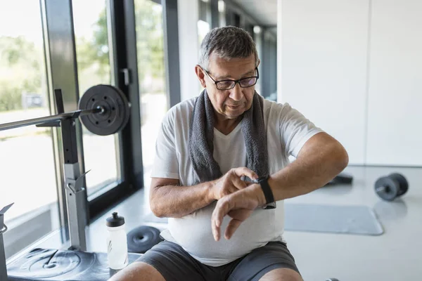 Aîné Actif Bonne Santé Faisant Exercice Dans Gymnase — Photo