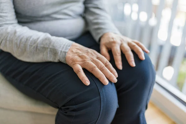 Mujer Mayor Casa Que Sufre Artritis —  Fotos de Stock