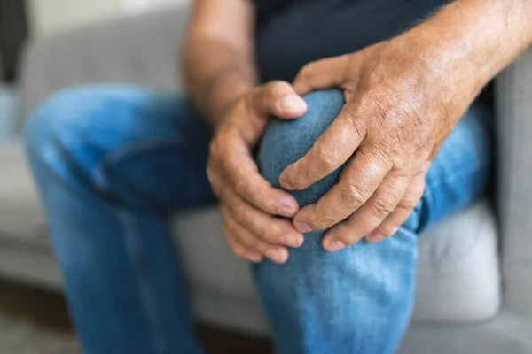 Senior Man Met Zijn Pijnlijke Knie — Stockfoto