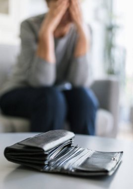 Yaşamın artan maliyetinden memnun olmayan umutsuz yaşlı kadın.