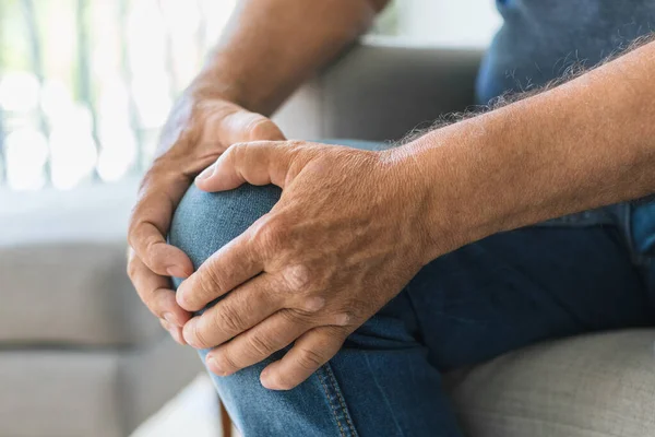 Senior Man Met Zijn Pijnlijke Knie — Stockfoto