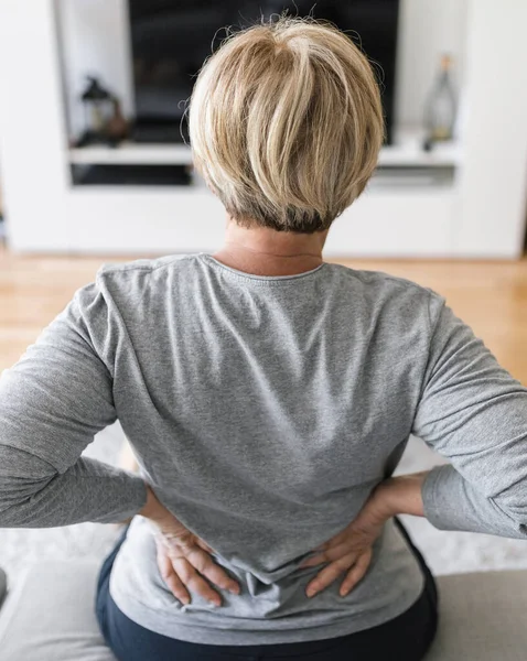 Mujer Anciana Casa Con Dolor Lumbar —  Fotos de Stock