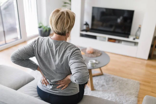 Äldre Kvinna Hemmet Med Smärta Nedre Delen Ryggen — Stockfoto