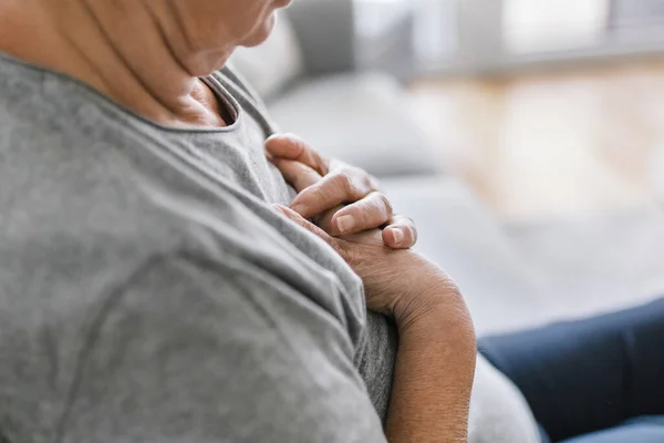 Ältere Frau Hause Mit Herzschmerzen Die Ihre Brust Hält — Stockfoto