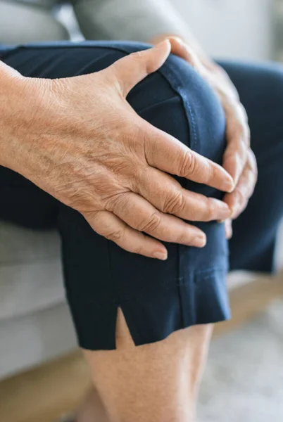 Senior Woman Sitting Bench Holding Her Painful Knee — Fotografia de Stock