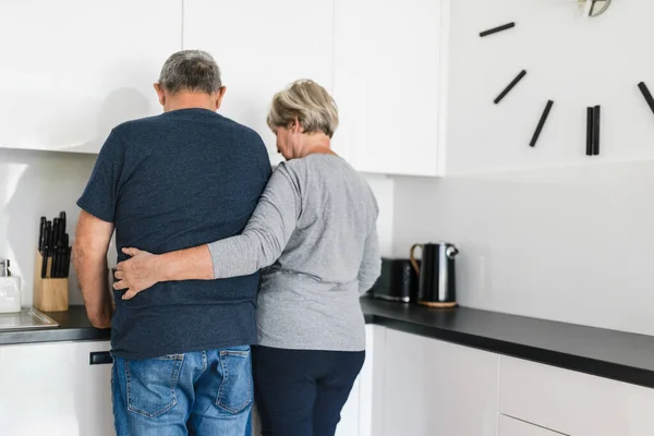 Gelukkig Romantisch Senior Paar Liefde Koken Samen Thuis — Stockfoto