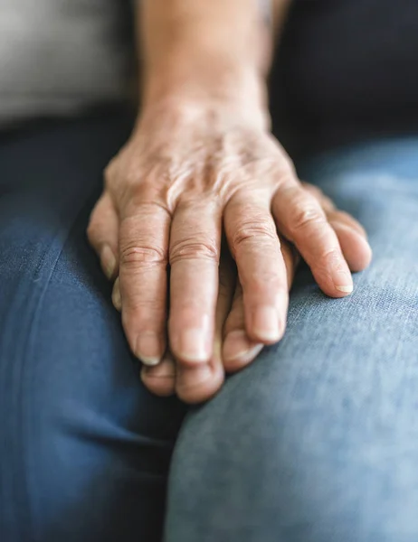 Feliz Pareja Ancianos Románticos Enamorados Tomados Mano Casa — Foto de Stock