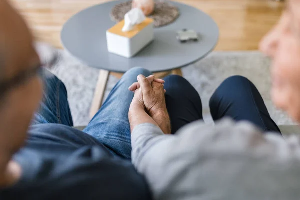 Gelukkig Romantisch Senior Paar Liefde Houden Hand Hand Thuis — Stockfoto