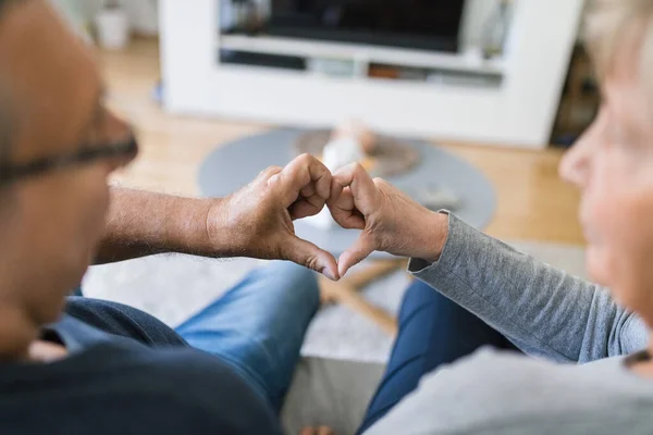 Glad Romantisk Senior Par Kärlek Binda Hemma — Stockfoto