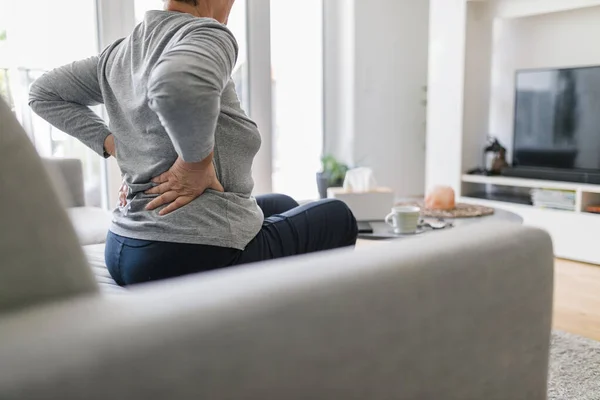 Femme Âgée Maison Avec Douleurs Lombaires Images De Stock Libres De Droits