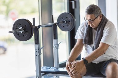 Spor salonunda dizinden sakatlanmış son sınıf öğrencisi.