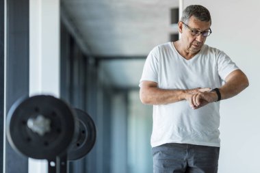 Spor salonunda aktif ve sağlıklı bir son sınıf egzersizi.
