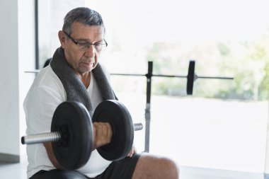 Spor salonunda aktif ve sağlıklı bir son sınıf egzersizi.