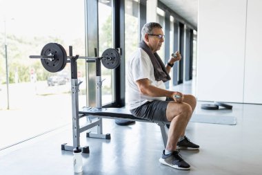 Spor salonunda aktif ve sağlıklı bir son sınıf egzersizi.