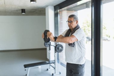 Spor salonunda aktif ve sağlıklı bir son sınıf egzersizi.