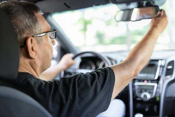 Happy Senior His 70S Driving Car — Stockfoto
