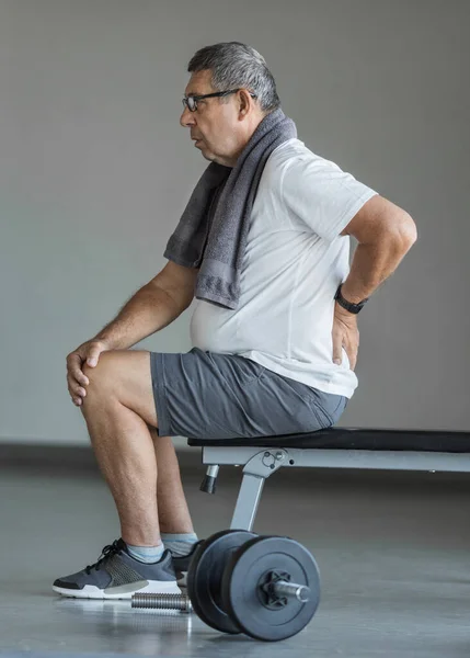 Aktiv Senior Man Gym Med Ryggsmärta — Stockfoto