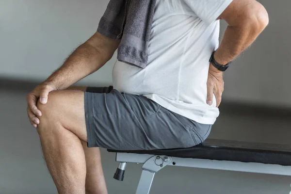 Hombre Mayor Activo Gimnasio Con Dolor Espalda —  Fotos de Stock