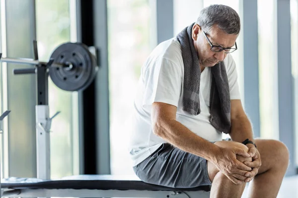 Spor Salonunda Dizinden Sakatlanmış Son Sınıf Öğrencisi — Stok fotoğraf