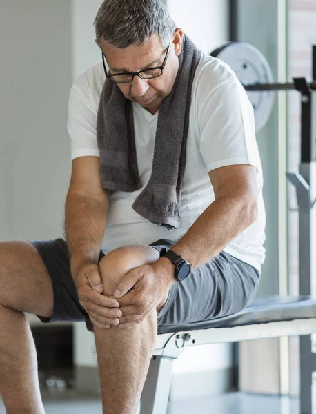 Uomo Anziano Attivo Palestra Con Infortunio Ginocchio — Foto Stock