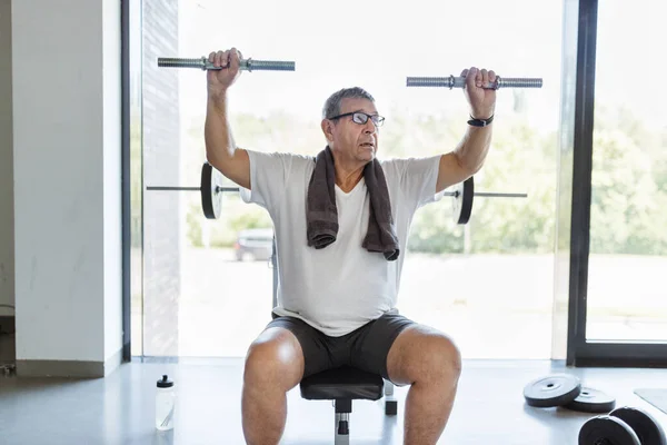在健身房积极健康的老年人运动 — 图库照片