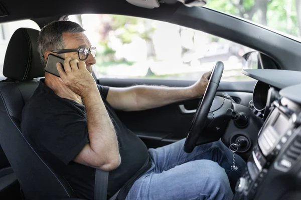 Active Senior His 70S Driving Car Usig His Mobile Phone — Stock Photo, Image