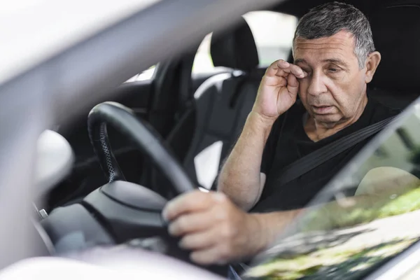 Tired Pensioner His 70S Dring Car — Fotografia de Stock
