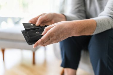 Yaşamın artan maliyetinden memnun olmayan umutsuz yaşlı kadın.