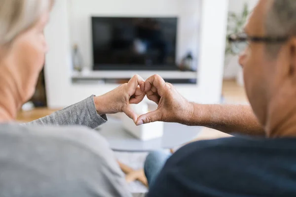 Glad Romantisk Senior Par Kärlek Binda Hemma — Stockfoto