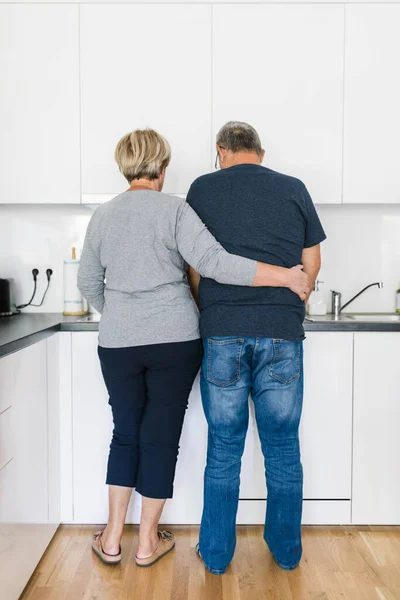 Gelukkig Romantisch Senior Paar Liefde Koken Samen Thuis — Stockfoto