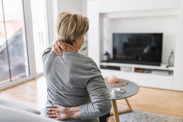Oudere Vrouw Thuis Met Pijn Onderrug — Stockfoto