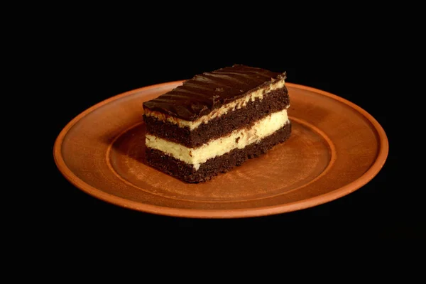 Aschenputtel Kuchen Auf Einer Untertasse Auf Schwarzem Hintergrund — Stockfoto