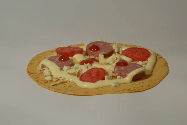 Beyaz Arka Plan Üzerinde Izole Yuvarlak Pizza — Stok fotoğraf
